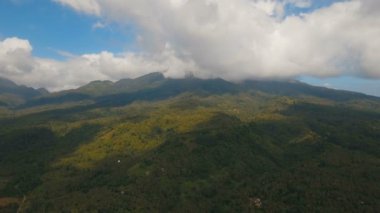 Tropikal orman ile Dağları. Camiguin Adası Filipinler.