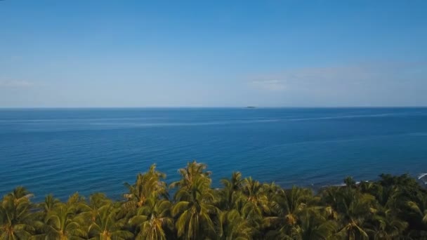 Paysage marin avec la mer et les palmiers Vue aérienne : Camiguin île Philippines .