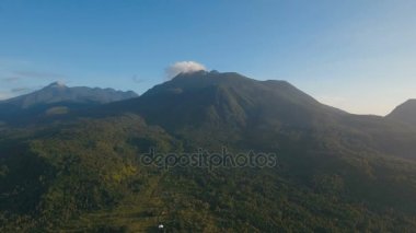 Tropikal orman ile Dağları. Camiguin Adası Filipinler.