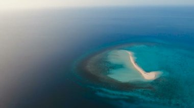 Havadan görünümü güzel plaj tropikal adada. Camiguin Adası Filipinler.