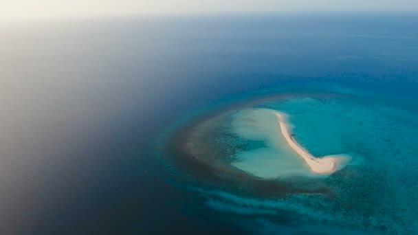 Letecký pohled na krásné pláži na tropickém ostrově. Camiguin island Filipíny. — Stock video