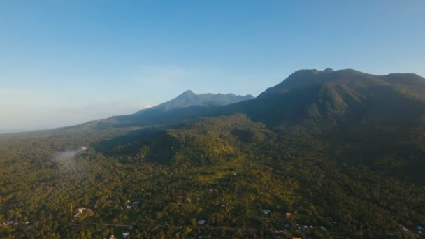 Berg med tropisk skog. Camiguin island Filippinerna. — Stockvideo