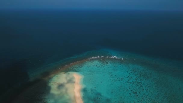 Havadan görünümü güzel plaj tropikal adada. Camiguin Adası Filipinler. — Stok video