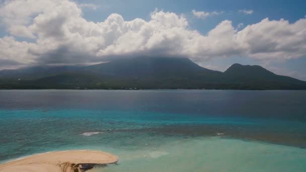 Vista aerea bellissima spiaggia sull'isola tropicale. Isola di Camiguin Filippine . — Video Stock