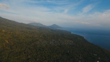 Anteni ile volkanik kum plaj tropikal adada güzel sahil şeridi görüntüleyin. Camiguin Adası Filipinler.