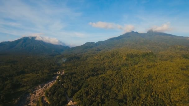 Montagnes avec forêt tropicale. Camiguin île de Philippines .