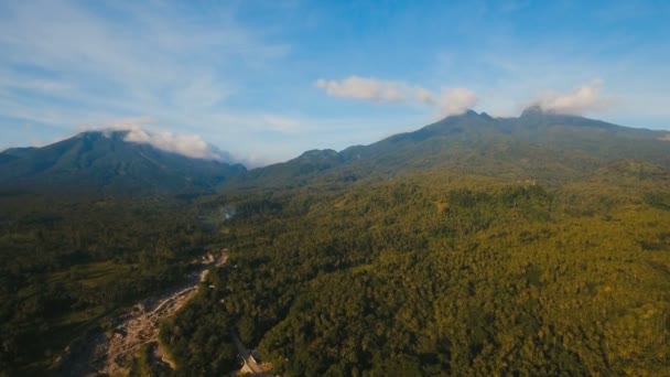 Tropikal orman ile Dağları. Camiguin Adası Filipinler. — Stok video