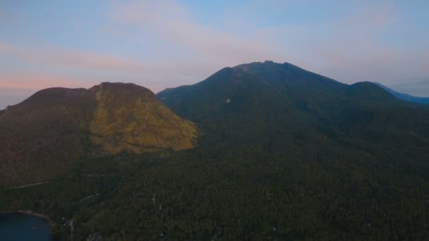 Luftaufnahme schöne Küste auf der tropischen Insel, Sonnenuntergang. Kamiguin-Inselphilippinen. — Stockvideo