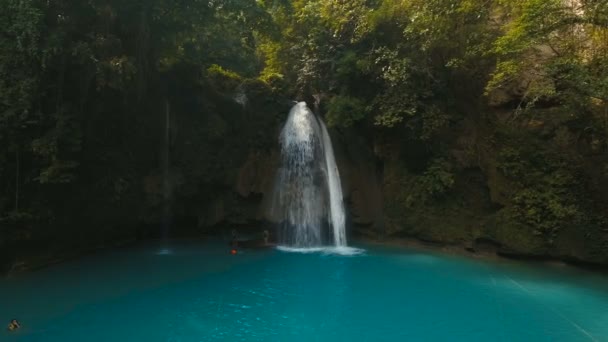 Όμορφο τροπικό καταρράκτη. Περιοχή Falls. Φιλιππίνες Κεμπού. — Αρχείο Βίντεο