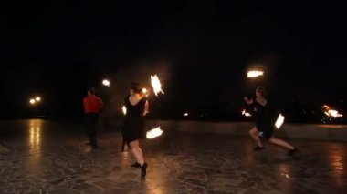 Geceleyin ateş gösterisi.