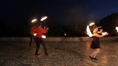 Geceleyin ateş gösterisi.