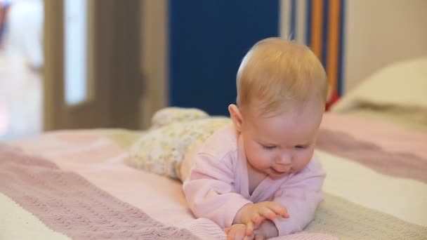 Bebê em uma cama no quarto — Vídeo de Stock