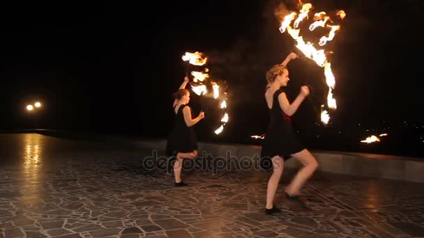 Spectacle de feu dans la nuit. — Video