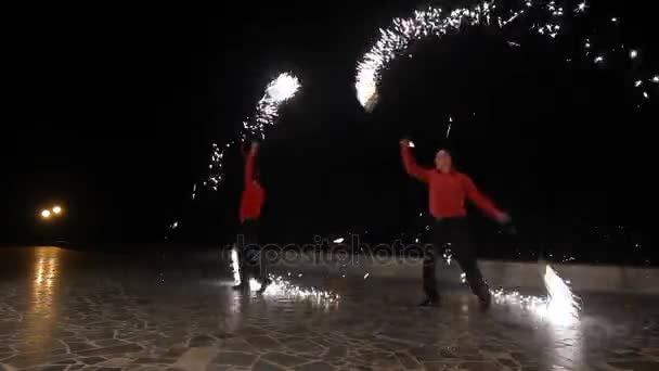 Feuershow in der Nacht. — Stockvideo