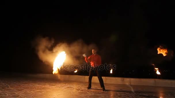 Espectáculo de fuego en la noche. — Vídeos de Stock