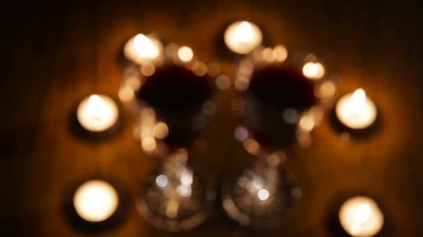 Bicchieri di vino e candele accese . — Video Stock