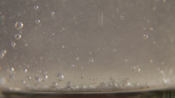 Vzduchové bubliny ve vodě. — Stock video