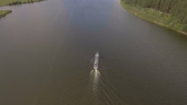 Légi megtekintése: folyami hajó a folyó. — Stock videók
