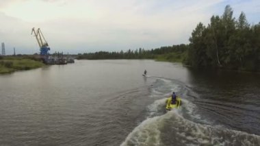 Yönetim Kurulu rider getirin. Sinek kurulu binici. Hava video.