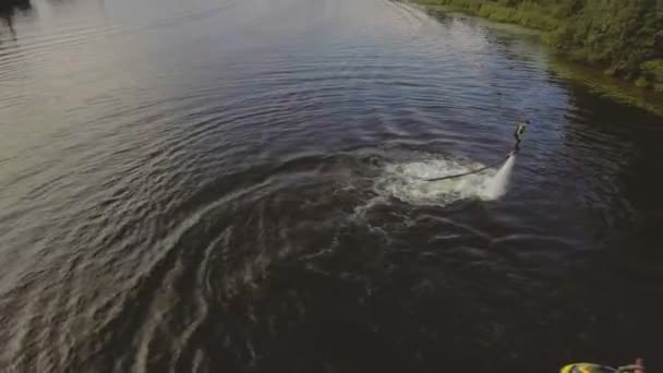 Nehirde uçan sörf tahtası sürücüsü.. — Stok video