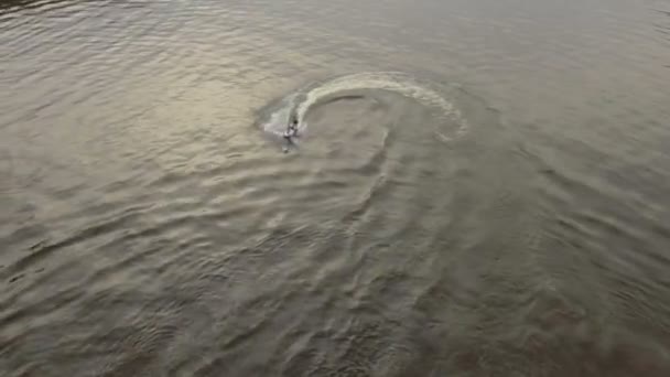 Jeune garçon sur le jet ski dans la rivière.Vidéo aérienne. — Video