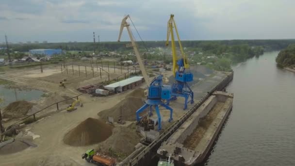 Vue aérienne : Port fluvial avec grues et navires. — Video