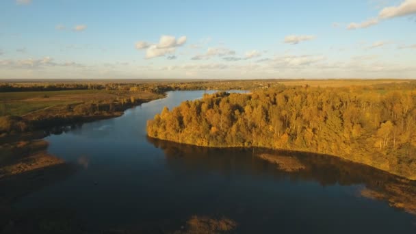 Vue Aérienne.Paysage du champ, lac .