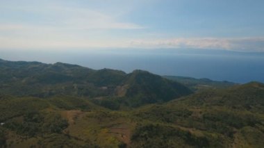 Hava tropikal adada güzel sahil şeridi görüntüleyin. Filipinler Cebu Adası.