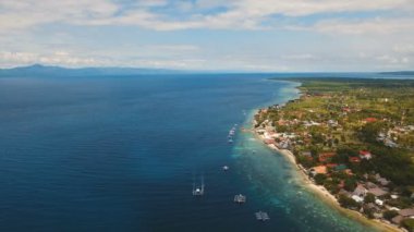 Havadan görünümü güzel plaj tropikal adada. Cebu Adası Filipinler.