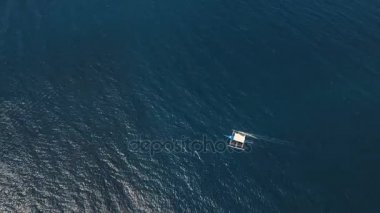 Motorbot denizde, havadan görünümü. Cebu Adası Filipinler.