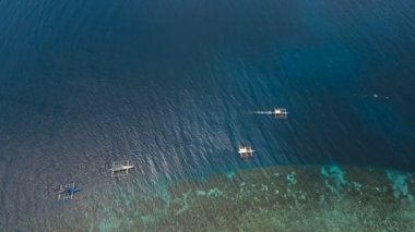Motorbot denizde, havadan görünümü. Cebu Adası Filipinler.