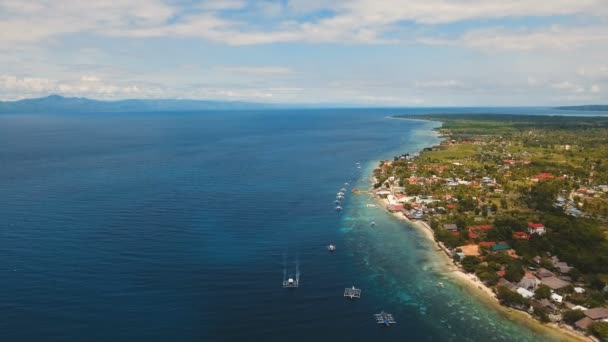 Havadan görünümü güzel plaj tropikal adada. Cebu Adası Filipinler. — Stok video