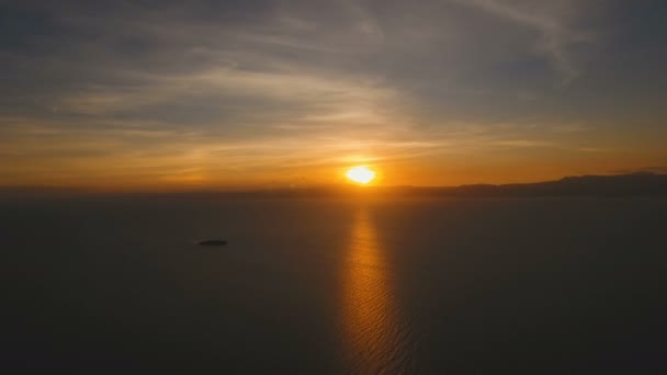 Hermosa puesta de sol sobre el mar, vista aérea.Cebú — Vídeos de Stock