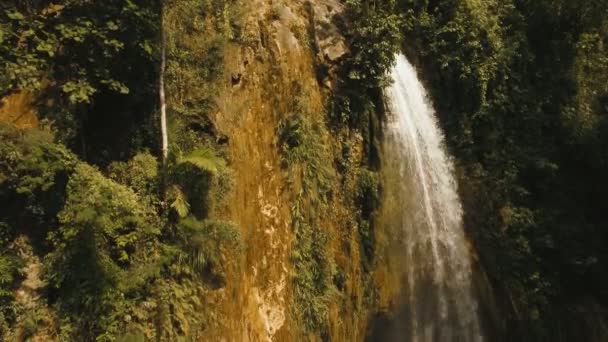 Красивый тропический водопад. Филиппины, Себу . — стоковое видео