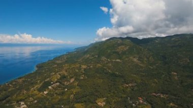 Hava tropikal adada güzel sahil şeridi görüntüleyin. Filipinler Cebu Adası.