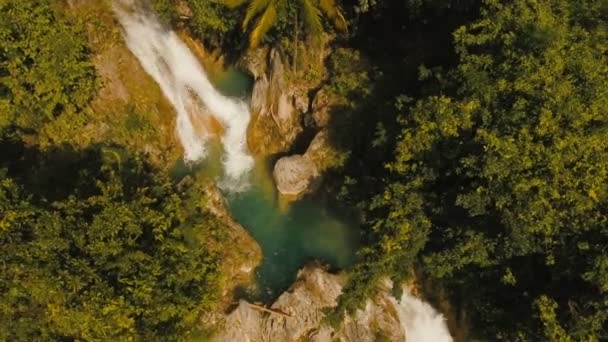 Gyönyörű trópusi vízesés. Sziget Cebu Fülöp-szigetek. — Stock videók