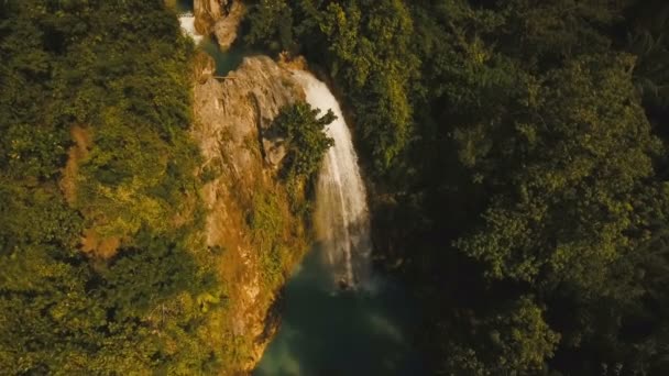 Bela cachoeira tropical. Filipinas Ilha Cebu . — Vídeo de Stock