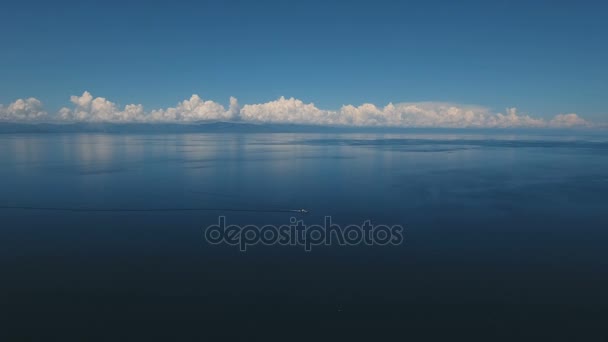 Lancha a motor en el mar, vista aérea.Isla de Cebú Filipinas . — Vídeos de Stock