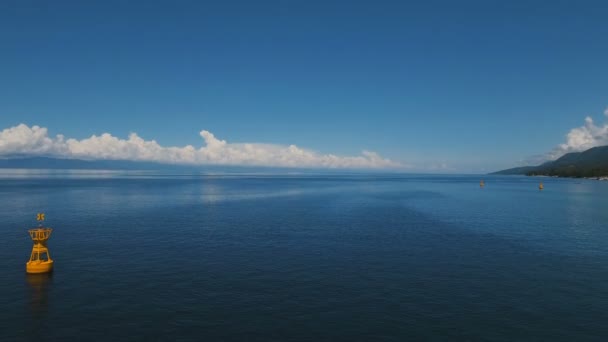 Bouée orange dans la mer . — Video