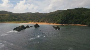 Tropik ada, plaj, kayalar ve dalgalar deniz manzarası. Catanduanes, Filipinler.