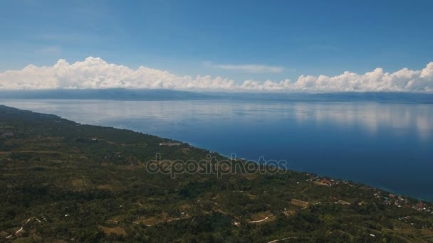 Letecký pohled krásné pobřeží na tropickém ostrově. Filipíny Cebu island. — Stock video