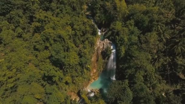 Krásný tropický vodopád. Filipíny Cebu island. — Stock video