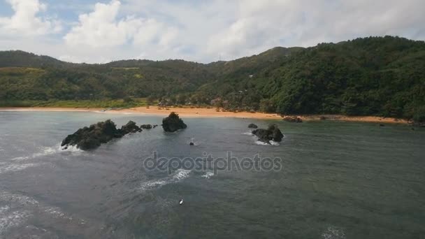 Морський пейзаж з тропічний острів, пляж, скелі і хвиль. Catanduanes, Філіппіни. — стокове відео