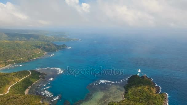 Meereslandschaft mit tropischer Insel, Strand, Felsen und Wellen. Catanduanes, Philippinen. — Stockvideo