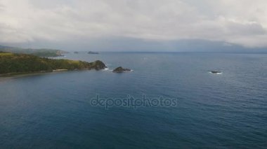 Tropik ada, plaj, kayalar ve dalgalar deniz manzarası. Catanduanes, Filipinler.