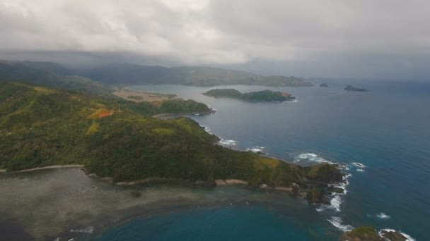 Meereslandschaft mit tropischer Insel, Strand, Felsen und Wellen. Catanduanes, Philippinen. — Stockvideo