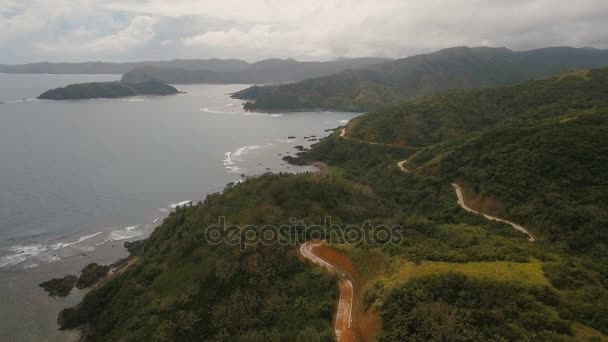 Tropik ada, dağ yolu, plaj, kayalar ve dalgalar deniz manzarası. Catanduanes, Filipinler. — Stok video
