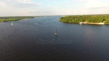 Gölde havadan görünümü: yelkenli tekne