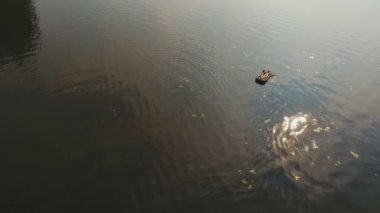 Genç kız bir şişme şişme. Hava video.