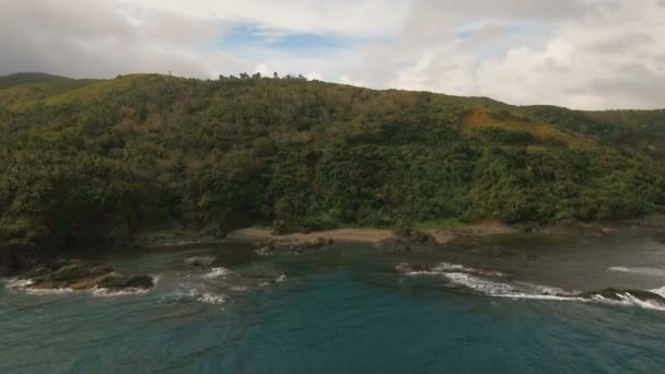 Tropik ada, plaj, kayalar ve dalgalar deniz manzarası. Catanduanes, Filipinler. — Stok video